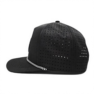 Casquette Trucker Ajustable Noire en Caoutchouc Découpée au Laser à 6 Panneaux avec Trous et Corde pour Adultes, Vêtement Décontracté, Fabriquée au Vietnam - Product Image 2