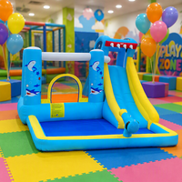 Château gonflable en forme de requin avec filet de protection, toboggan et piscine à balles pour enfants, idéal pour la maison et les centres de jeux intérieurs