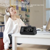 Teleadapt LCD-Display Wecker mit 3 USB-Ladeanschlüssen, batteriebetrieben, inklusive 2 AA-Batterien für iPhone, iPad und Android-Geräte