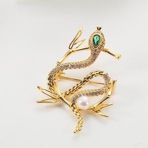 Broche de Lujo Femenino de Alta Gama con Diseño de Hoja de Bambú y Serpiente Dorada, Perla de Agua Dulce, Accesorio de Flor para el Pecho, para Traje o Chaqueta, para Regalo - Product Image 1