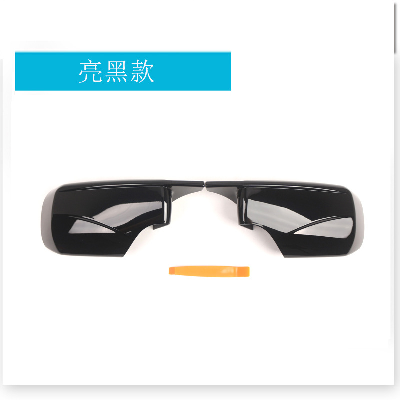 Une paire de noir brillant