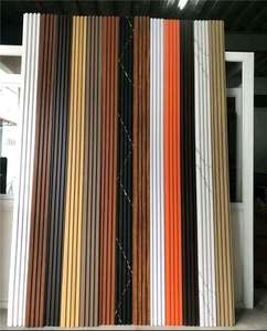 Panneau mural WPC cannelé moderne, imperméable et ignifuge, imitation bois, pour décoration intérieure d'hôtels, salles de bain et chambres. - Product Image 3