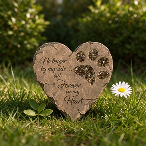 Nuova Pietra Commemorativa a Forma di Cuore per Animali Domestici, Targa in Resina con Impronta della Zampa Incisa 'Sempre nel Mio Cuore' - Product Image 4
