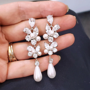 Orecchini Lunghi a Goccia con Perle e Foglie per Donne, Eleganti Gioielli per Orecchie in Stile Francese alla Moda - Product Image 1
