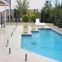 Système de garde-corps en verre contemporain avec fixation par pince, en acier inoxydable, pour terrasse, balcon et piscine