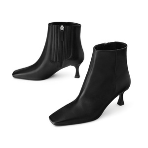 Bottes d'hiver pour femmes en cuir noir à bout carré avec fermeture éclair, modèle Accept Designers - Product Image 1