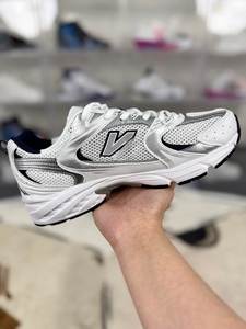 Vente directe d'usine de nouvelles chaussures de sport respirantes et légères. Chaussures de course blanches simples pour hommes et femmes. - Product Image 5