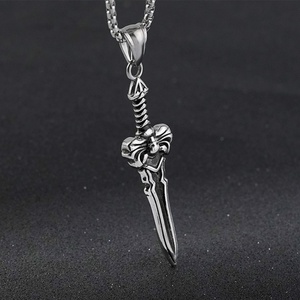 Colgante de espada de acero inoxidable S925 al por mayor para hombre, colgante de calavera con espada, joyería retro con calavera incrustada - Product Image 1