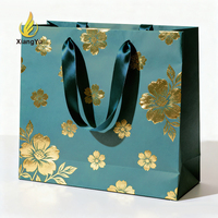 Boîte de présentation de robe couleur personnalisée en carton haut de gamme avec finition imprimée florale en feuille d'or pour emballage de vêtements de luxe
