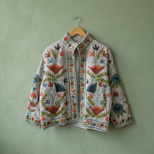 Chaqueta de Terciopelo Beige Taupe para Mujer, Estilo Suzani, Bordada a Mano con Diseño Floral, Chaqueta Corta con Forro a Rayas para Invierno, Venta al Por Mayor OEM - Product Image 4