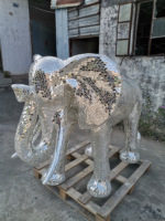 Sculpture de lion en mosaïque de miroir argenté grandeur nature, statue d'animal en fibre de verre, ornement de lion fait à la main pour la décoration extérieure de villa et de jardin