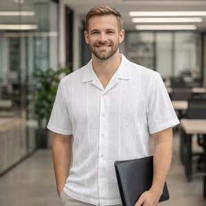 Chemise à col campagnard texturée blanche élégante et personnalisée, chemise décontractée à manches courtes boutonnée pour <span class=keywords><strong>homme</strong></span>, <span class=keywords><strong>tenue</strong></span> de style urbain chic pour tous les jours - Product Image 3