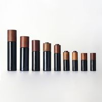 Nuevo frasco de vidrio redondo oscuro con tapa de abeto y dosificador, con bomba para loción, serigrafía y logotipo personalizado, para set cosmético y cuidado de la piel.