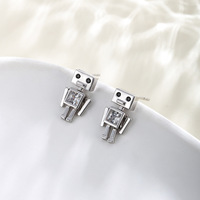 Boucles d'oreilles clous tendance et élégantes, mini robot carré en zircon cubique, doré brillant, faible irritation, délicates, pour jeunes, usage quotidien et social