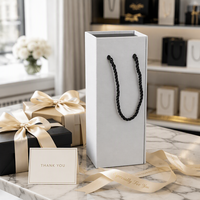 Boîte cadeau à vin pliable personnalisée, emballage rigide en papier artistique avec poignée en corde, impression de logo pour cadeaux en forme de bouteille