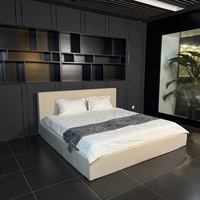 Lit plateforme king size rembourré semi-circulaire incurvé de designer, couleur crème, pour gîte tendance