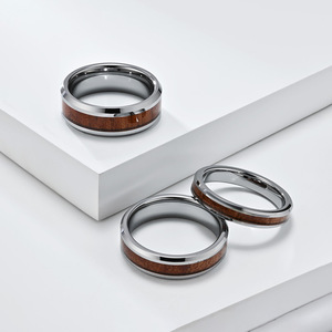 Anillos populares de acero de tungsteno Yunnique con incrustaciones de madera y cuero, anillo unisex de tungsteno dorado de alta gama para el dedo índice - Product Image 1