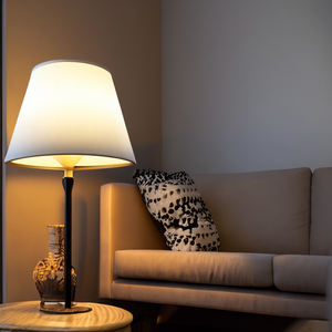 Bombilla LED A60 E14 7W, eficiente, larga duración, luz cálida, ideal para iluminación interior y ahorro de energía. - Product Image 3