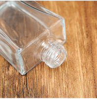 Flacon de parfum en verre rectangulaire transparent de haute qualité de 30 ml avec pulvérisateur à pompe personnalisable, rechargeable et vide pour usage cosmétique
