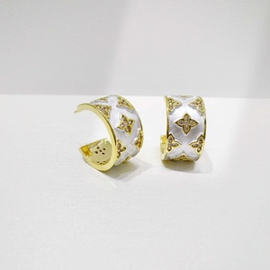 Pendientes geométricos únicos de plata 925 al por mayor para uso diario, para damas, nupciales, estilo occidental, chapados en oro de 14k, vintage, con perlas. - Product Image 3