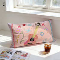 Coussin décoratif en velours rose avec broderie de guitare, signe de paix, franges arc-en-ciel, style hippie, pour canapé