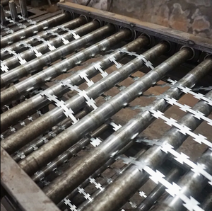 <span class=keywords><strong>Fil</strong></span> <span class=keywords><strong>barbelé</strong></span> galvanisé à chaud haute sécurité avec lames tranchantes et noyau durable pour une installation facile - Product Image 3