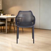 Chaise en plastique noire ajourée avec accoudoirs, empilable, pour extérieur, patio, jardin, bistrot, restaurant