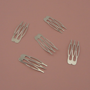 Mini peignes à cheveux plats en métal et argent, 10/100 pièces/sacs, 1.5cm x 4.0cm, à 3 dents, avec trous pour mariage, voile, fait main - Product Image 3
