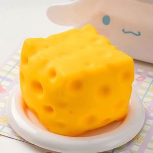 Jouet sensoriel souple en TPR en forme de fromage doré réaliste pour soulager l'anxiété des enfants et amuser sur le bureau - Product Image 3