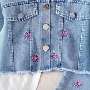 Nuovo Set Trendy Primaverile e Autunnale per Ragazze: Cappotto a Maniche Lunghe con Fiocco Ricamato + Pantaloni Lunghi in Jeans con Fiocco Ricamato - Product Image 4