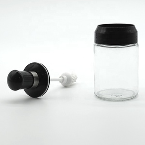 Op maat gemaakte groothandelspot voor peper saus met zwarte deksels, borstel en lepel voor gebruik in de keuken, voor het bewaren van peper saus. - Product Image 1