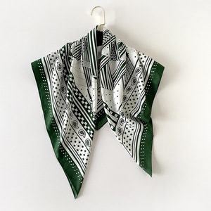Écharpe en satin effet soie twill, motif cachemire, accessoire minimaliste pour le cou, design imprimé personnalisé - Product Image 2