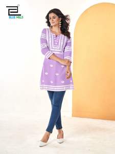 Kurti et jean en rayonne de 14 kg au design attrayant pour le bureau et les tenues décontractées, kurtis pour femmes disponibles chez le fournisseur en gros - Product Image 3