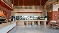 Service de conception de café convivial et chaleureux, mobilier et aménagements pour boulangerie, présentoirs de café en bois personnalisés, équipements de magasin