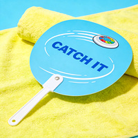 Éventails en plastique personnalisés. Impression couleur HD recto-verso. Cadeau promotionnel d'été léger et durable. Logo et code QR imprimables.