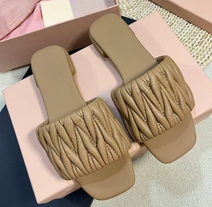 Sandalias de cuña de piel de oveja plisadas informales de verano para mujer, con logo metálico y punta cuadrada, versátiles para usar al aire libre, ideales para la playa - Product Image 6