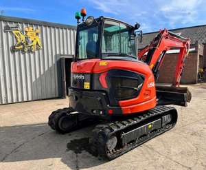Mini-excavatrice d'occasion Kubota U56 d'origine japonaise, 5,6 tonnes, avec godet, moteur Kubota et accessoire tarière - Product Image 1