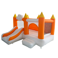Château gonflable avec toboggan, orange et blanc, pour enfants, idéal pour les fêtes, location, intérieur et extérieur.