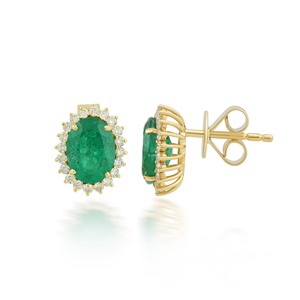 Boucles d'oreilles clous ovales en émeraude et diamant rond avec halo en or jaune. Élégantes, ces boucles d'oreilles clous présentent des émeraudes ovales aux coupes mélangées et aux couleurs vives. - Product Image 1