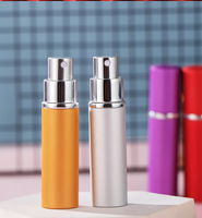 Mini flacon vaporisateur de parfum rechargeable portable 5 ml et 10 ml pour les voyages avec mécanisme de pompage intégré