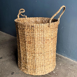Panier de rangement naturel tressé à la main, renforcé d'un cadre en fer, en jacinthe d'eau artisanale, pour un décor bohème et rustique - Product Image 1