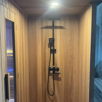 Sauna extérieur en bois massif avec cadre noir et douche intégrée