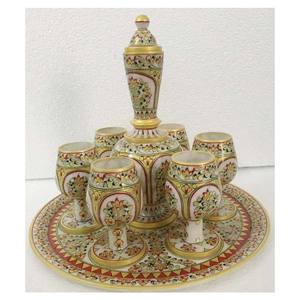 Assiette en marbre blanc peinte à l'or et produit décoratif en verre - Product Image 1