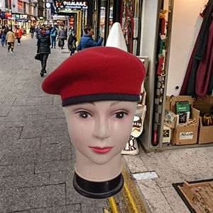 Chapeau béret en laine de haute qualité Style extérieur personnalisé en gros couvre-chef pour adultes à usage formel pour le gouvernement de la Malaisie - Product Image 2