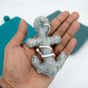 Crochet d'ancrage en feutre de laine cousu main avec motif de navire pirate et de naufrage pour enfant, équitable et fait main - Product Image 1