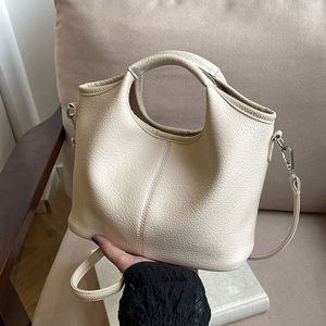 Bolso Bandolera de PU en Forma de Cubo con Diseño de Empalmes, Cierre Magnético y Correa de Hombro Única para Uso Diario - Product Image 1