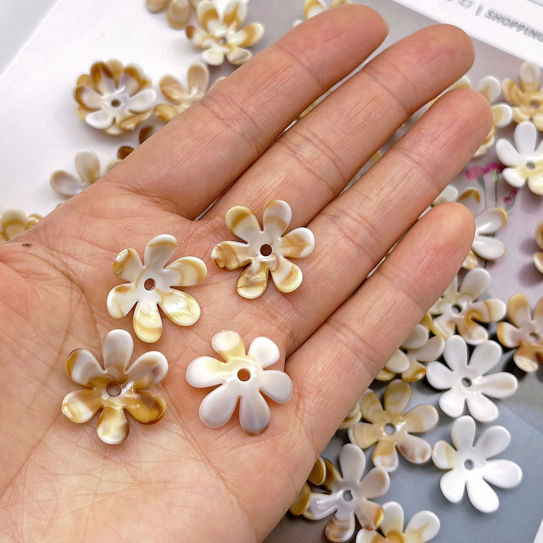 Two-tone imitation seashell six-petal flower