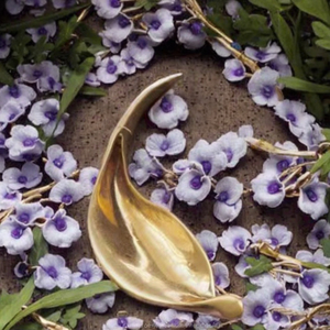 قلادة طوق جديدة بتصميم عتيق مطلية بالذهب ذات ملمس معدني على شكل ورقة شجر قابلة للفتح، إكسسوار شخصي مبالغ فيه للنساء - Product Image 3