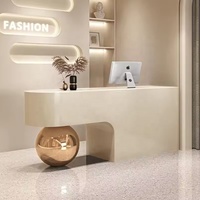 Comptoir d'accueil de luxe moderne en MDF laqué, blanc crème, sur mesure, avec éclairage LED dimmable, pour usage hôtelier