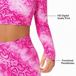 Conjunto de Yoga Premium para Mujer con Estampado de Piel de Serpiente Rosa, Top Corto de Manga Larga con Orificios para Pulgares y Pantalones Cortos Mini con Cintura Cruzada - Product Image 4
